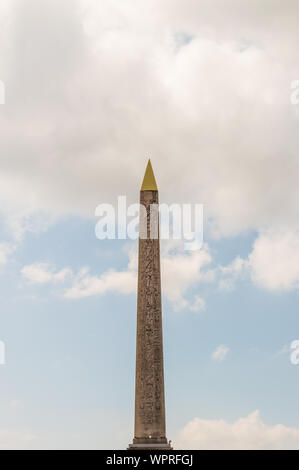 Vue verticale de l'obélisque de Louxor égyptien situé Place de la Concorde, Paris, France un jour nuageux. Hiéroglyphes détaillée peut être vu Banque D'Images