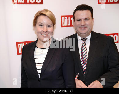 09 septembre 2019, Berlin : Franziska Giffey (SPD), Ministre fédéral des affaires familiales, et Hubertus Heil (SPD, M), ministre du Travail et des affaires sociales, à la Bild100 partie avec des personnalités de la politique, de la société et du sport. Photo : Michael Kappeler/dpa Banque D'Images