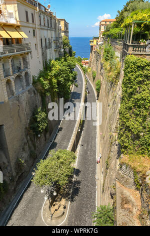 SORRENTO, ITALIE - AOÛT 2019 : étroite route sinueuse dans une gorge qui s'étend de la ville de Sorrente, sur le haut des falaises jusqu'au port. Banque D'Images