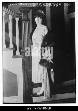 Mabel Normand - filet lace dress - pack de satin en brocart fur trim Banque D'Images