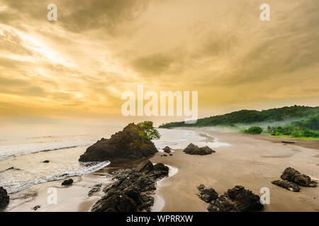 Magnifique coucher de soleil sur plage Almejal à la côte de l'océan Pacifique dans la région de Choco par El Valle à côté de Bahia Solano en Colombie Banque D'Images