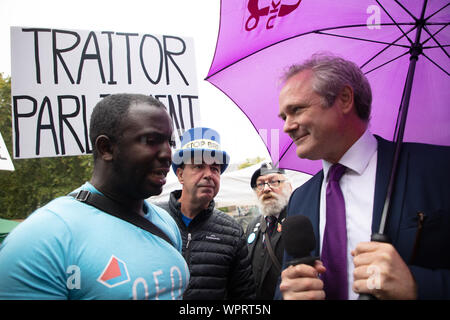 Londres, Royaume-Uni. 9 Septembre, 2019. Richard Braine, le chef de l'UKIP en Grande-Bretagne (UK Independence Party) représenté sur College Green en face les maisons des Communes avec un parapluie violet et en parlant à un membre de la presse, sous l'oeil de Steve Bray ou Mr Arrêter Brexit. Crédit : Joe Keurig / Alamy News Banque D'Images