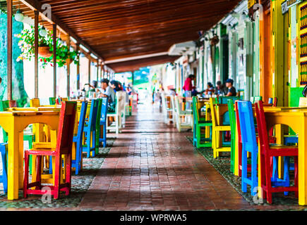 Vue sur tables et chaises colorées de bâtiments coloniaux dans le village Jerico en Colombie Banque D'Images