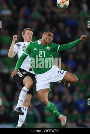 Duels, duel Lukas Klostermann (Allemagne) et Josh Magennis (Irlande du Nord). GES/football/Qualification EURO : l'Irlande du Nord - Allemagne, 09.09.2019 Football/soccer : qualificatifs européens : l'Irlande du Nord contre l'Allemagne, à Belfast, le 9 septembre 2019 | dans le monde d'utilisation Banque D'Images