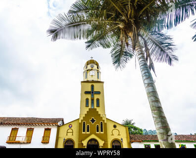 Vue sur l'église coloniale dans la ville de Santa Marta en Colombie Banque D'Images