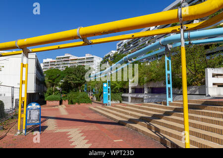 Vue générale du Village olympique de 1972 affiche aujourd'hui exposés les tuyauteries utilisées comme un élément architectural, Munich, Bavière, Allemagne. Banque D'Images