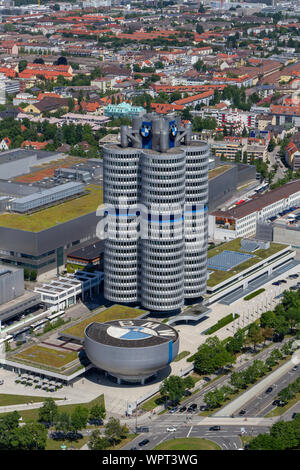 Le Musée BMW vu de l'Olympiaturm (Tour Olympique), Munich, Bavière, Allemagne. Banque D'Images
