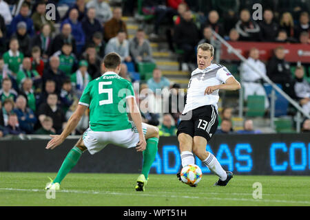 9 septembre 2019 ; Windsor Park, Belfast, Irlande du Nord, County Antrim ; European Championships 2020 Qualificatif, l'Irlande du Nord contre l'Allemagne, l'Allemand Lukas Klostermann obtient un laissez-passer loin sous la pression de Jonny Evans de l'Irlande du Nord - un usage éditorial uniquement. Banque D'Images