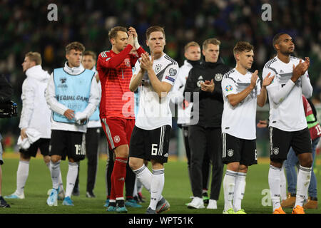 9 septembre 2019 ; Windsor Park, Belfast, Irlande du Nord, County Antrim ; European Championships 2020 Qualificatif, l'Irlande du Nord contre l'Allemagne ; l'joueurs allemands applaudissent leurs supporters en déplacement - éditorial uniquement. Banque D'Images