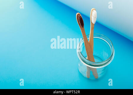 Soins dentaires avec eco friendly brosse bambou sur fond bleu. Zéro déchets en plastique et de concept. Banque D'Images