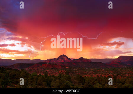 Sedona, Arizona, rochers rouges au coucher du soleil avec la foudre au-dessus de Thunder Mountain Banque D'Images