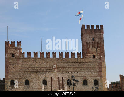 Schiavon, VI, Italie - 3 septembre 2019 : château appelé Castello Inferiore en langue italienne avec des drapeaux Banque D'Images