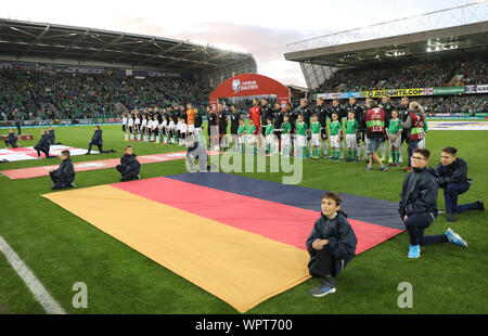 Belfast, Royaume-Uni. 09Th Sep 2019. Football : Championnat d'Europe, qualification phase Groupe, Groupe C, 6ème journée : l'Irlande du Nord - L'Allemagne au Windsor Park Stadium. Les joueurs de l'Allemagne (r) et l'Irlande du Nord se tenir dans une ligne avant le jeu. Crédit : Christian Charisius/dpa/Alamy Live News Banque D'Images