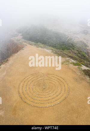 Un labyrinthe de roche circulaire, utilisé pour la méditation, se trouve sur le bord de l'Océan pacifique, juste au nord de San Francisco dans les Marin Headlands. Banque D'Images