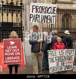 Londres, Royaume-Uni. 9 Septembre, 2019. Groupe de partisans pro- Brexit avec des pancartes et des conseils sur la photo à l'extérieur du Parlement de demander de proroger le Parlement, quitter l'UE et de libérer la démocratie. Crédit : Joe Keurig / Alamy news Banque D'Images