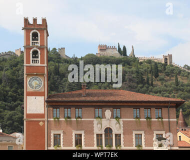 Schiavon, VI, Italie - 1 septembre 2019 : Ancien bâtiment sur la place principale de la ville appelée Piazza degli Scacchi et le château sur la colline Banque D'Images