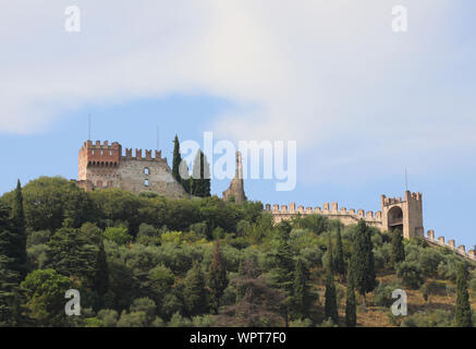 Schiavon, VI, Italie - 3 septembre 2019 : château appelé Castello Superiore en langue italienne Banque D'Images