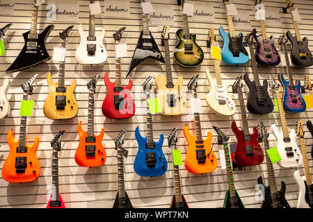 Los Angeles, Californie, États-Unis - 02-22-2019: Une vue d'une exposition murale de guitares électriques Jackson, vu dans un magasin de musique local. Banque D'Images