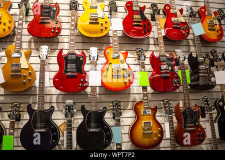 Los Angeles, Californie, États-Unis - 02-22-2019: Une vue d'une exposition murale de guitares en vente, mettant en vedette des marques comme Fender, Jackson, et Gibson. Banque D'Images