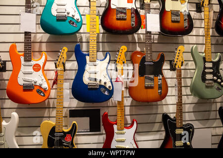 Los Angeles, Californie, États-Unis - 02-22-19: Une vue d'un mur de guitares électriques Fender neuves et d'occasion, exposées dans un magasin de musique local. Banque D'Images