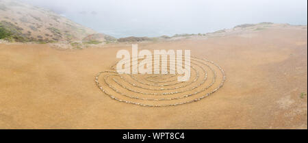 Un labyrinthe de roche circulaire, utilisé pour la méditation, se trouve sur le bord de l'Océan pacifique, juste au nord de San Francisco dans les Marin Headlands. Banque D'Images