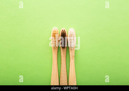 Soins dentaires avec eco friendly brosse bambou sur fond vert vue d'en haut. Zéro déchets en plastique et de concept. Banque D'Images