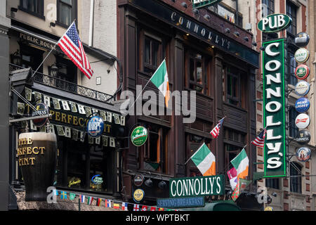 En dehors de Connolly's Irish Bar, 45e Rue, Manhattan, New York, USA Banque D'Images