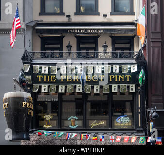 En dehors de Connolly's Irish Bar, 45e Rue, Manhattan, New York, USA Banque D'Images