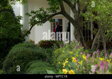 Washington, États-Unis d'Amérique. 09Th Sep 2019. Le Président des Etats-Unis, Donald J. Trump quitte le bureau ovale de la Maison Blanche à Washington, DC, États-Unis, le 9 septembre 2019. Credit : Stefani Reynolds/CNP Crédit dans le monde entier | conditions : dpa/Alamy Live News Banque D'Images