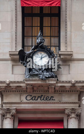 L'extérieur de l'horloge Cartier boutique Cartier, 5e Avenue, New York, USA Banque D'Images