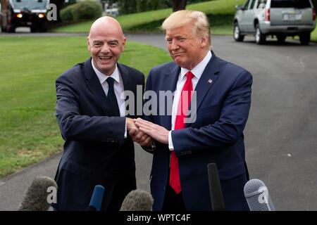 Washington, États-Unis d'Amérique. 09Th Sep 2019. Le Président des Etats-Unis, Donald J. Trump et le président de la FIFA, Gianni Infantino parler à la presse en tant que Président des Etats-Unis, Donald J. Trump quitte la Maison Blanche à Washington, DC, États-Unis pour un rassemblement en Caroline du Nord le 9 septembre 2019. Credit : Stefani Reynolds/CNP Crédit dans le monde entier | conditions : dpa/Alamy Live News Banque D'Images