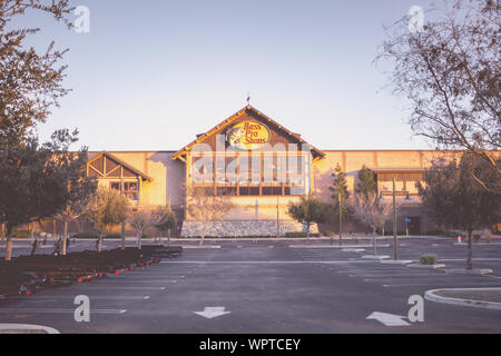 Rancho Cucamonga, Californie, États-Unis - 02-22-2019: Une vue d'un panneau avant du magasin connu sous le nom de Bass Pro Shops. Banque D'Images