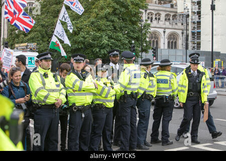 Westminster, London, UK. 9 septembre 2019. Les agents de police ne pas rester et laisser les partisans d'en face de la Chambre du Parlement. Les députés discutent dans les communes deux Brexit débats d'urgence. Au cours de la journée il est annoncé qu'No-Deal Brexit loi devient loi. Les députés de l'opposition à la Chambre de la demande du Parlement européen, Boris Johnson, le premier ministre de demander à l'UE pour un délai à l'Brexit date limite. Banque D'Images