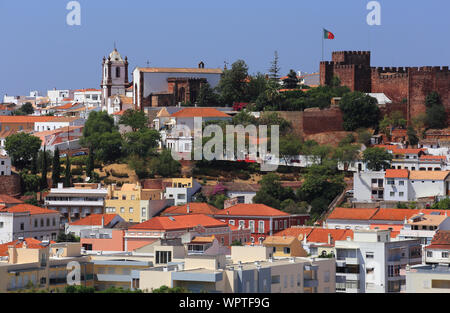 Portugal, Algarve, vue panoramique sur la ville médiévale de Silves - Cathédrale et château sur l'horizon. Banque D'Images