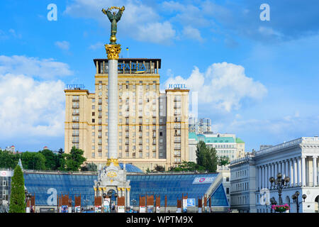 Kiev, Kiev : Maidan Nezalezhnosti (Place de l'indépendance), Hlobus' ('Globe') centre commercial souterrain, l'hôtel Ukraine, Monument de l'Indépendance à Kiev ,, U Banque D'Images