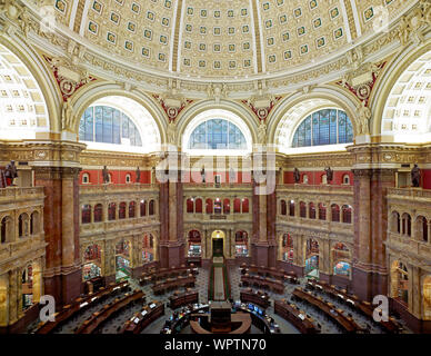 La salle de lecture principale. Vue du dessus montrant chercheur d'un bureau. Bibliothèque du Congrès américain Thomas Jefferson Building, Washington, D.C. Banque D'Images