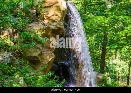 Streaming cascade d'une falaise dans une forêt, la nature, l'architecture de jardin Banque D'Images