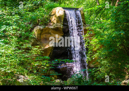 Cascade de streaming d'une falaise dans un paysage de forêt, la nature, l'architecture de jardin Banque D'Images