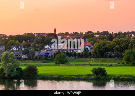 Une ville de Rhenen rustique aux Pays-Bas, paysage urbain au bord de l'eau pendant le coucher du soleil Banque D'Images