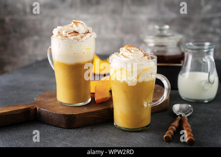 Deux tasses en verre d'épices cappuccino de potiron sur fond gris foncé Banque D'Images