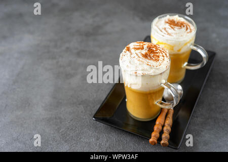 Deux tasses en verre d'épices cappuccino de potiron sur fond gris. Copy space Banque D'Images