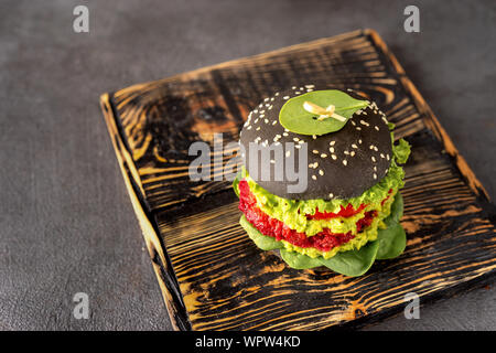 Vue de dessus de vegan burger noir avec avocat et betterave patty Banque D'Images