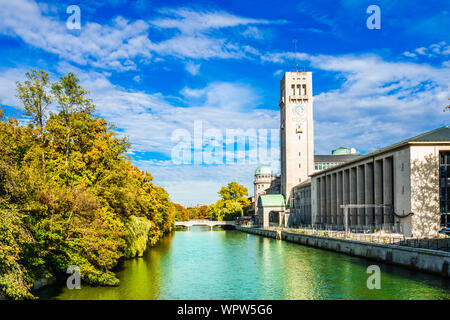 Musée allemand de Munich avec fleuve Isar, Allemagne Banque D'Images