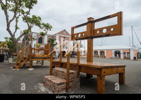 Des stocks au-delà de l'hôtel de ville de Kings Square, St George's, les Bermudes. Banque D'Images