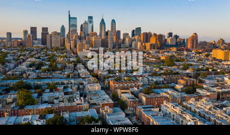 Vue aérienne sur les quartiers et les rues de Philadelphie, PA USA Banque D'Images