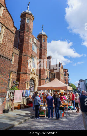 Antiquités & Brocante Guildford Street Market stall par l'emblématique Abbot's Hospital hospice dans High Street, dans le centre de Guildford, Surrey, Angleterre du Sud-Est Banque D'Images