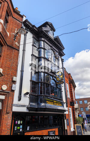 Les Trois Pigeons pub, une vraie bière traditionnelle gastropub dans un bâtiment historique dans High Street, Surrey, Guildford town centre, sud-est de l'Angleterre, Royaume-Uni Banque D'Images