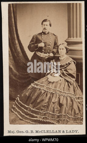 Le Major Général George Brinton McClellan d'état-major général des volontaires américains Infantry Regiment, en uniforme debout à côté de sa femme, Mary Ellen McClellan, en face de toile peinte] / R. W. Addis, photographe, McClees Gallery, 308 Penna. Avenue, Washington, D.C. Banque D'Images