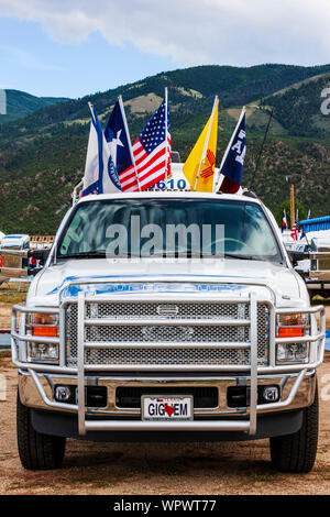 Ford Super Duty camion pick-up avec des drapeaux en tirant à la remorque de camping Airstream Airstream Vintage Club Rocky Mountain Rally Banque D'Images