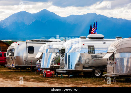 Camping Airstream remorques au Vintage Airstream Club Rocky Mountain Rally Banque D'Images
